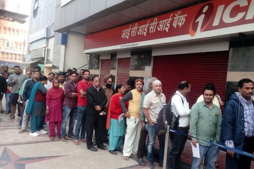People stand in ques outside bank. (Photo credit: Satish Upadhyay/ Network18)