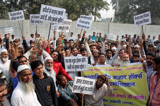 Paith Bazar hawkers protesting for their demands in Meerut on Wednesday.  (Photo Credit: PTI)