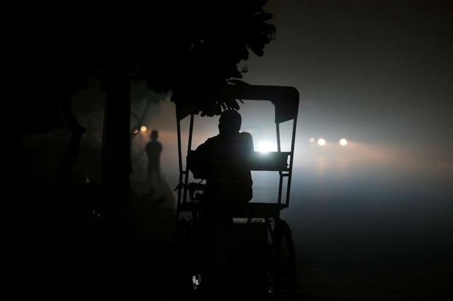 A rickshaw puller waits for customers along a roadside amidst heavy smog in New Delhi, India November 6, 2016. REUTERS/Adnan Abidi (Representative Image) 