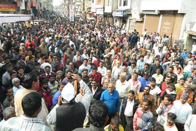 Locals protesting the transfer of SP Gaurav Tiwari in Katni, Madhya Pradesh. Photo: Vivek Trivedi