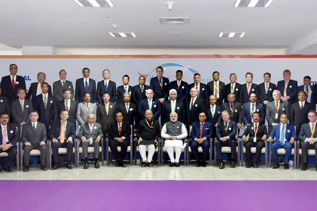 Prime Minister Narendra Modi in the group photograph with the Global CEOs, at the Vibrant Gujarat Global Summit 2017, at Mahatma Mandir, in Gandhinagar, Gujarat on January 10, 2017. The Union Minister for Finance and Corporate Affairs, Shri Arun Jaitley and the Chief Minister of Gujarat, Shri Vijay Rupani are also seen. (Image: PIB)