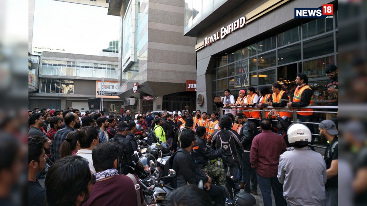 royal enfield showroom in select citywalk