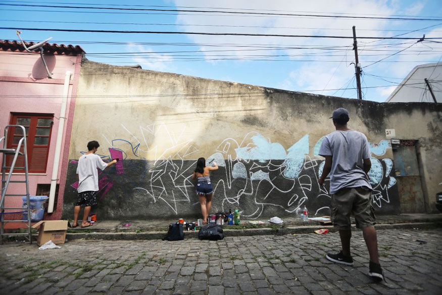street-artists-create-open-air-graffiti-gallery-in-rio-s-oldest-favela