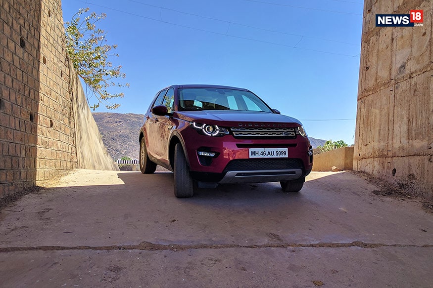 Land-Rover-Discovery-Sport-Travelogue-Canal-Run