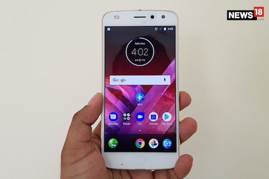 Don’t compare the Moto Z2 Play with OnePlus 5-like smartphones to downplay the Moto Z2 Play in the spec-sheet race. (Image: Debashis Sarkar/News18.com) Don’t compare the Moto Z2 Play with OnePlus 5-like smartphones to downplay the Moto Z2 Play in the spec-sheet race. (Image: Debashis Sarkar/News18.com)