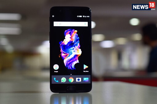 OnePlus 5 Gets OnePlus 5T's Face Unlock Feature With New Update  (image: News18.com) 