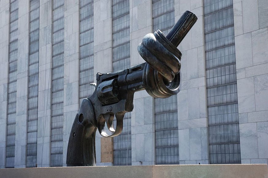 Statue of a gun with knotted barrel, by the Swedish artist Carl Fredrik Reuterswaerd, in front of the headquarters of the United Nations Organisation (UNO) (Image: Getty Images)