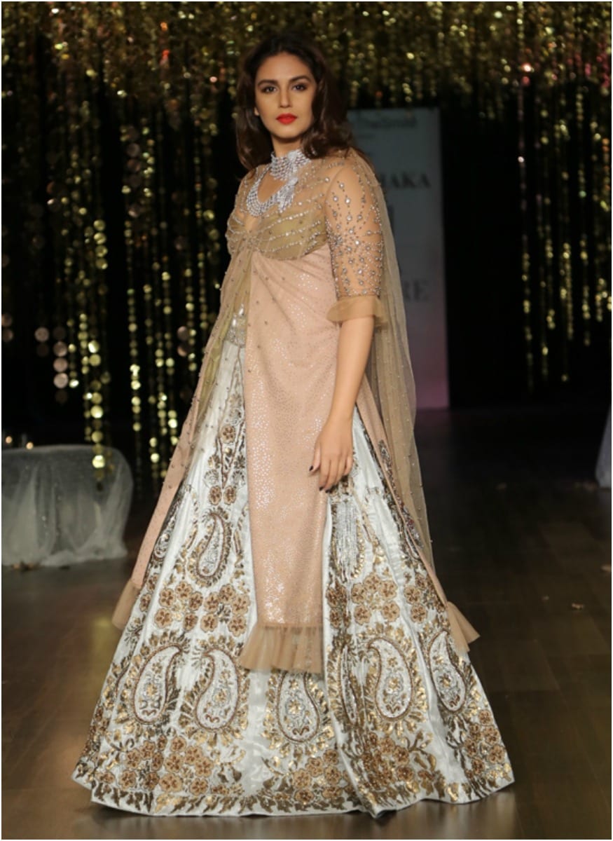 (Photo: Huma Qureshi turns showstopper or designer Rina Dhaka on the final day of FDCI India Couture Week 2017)