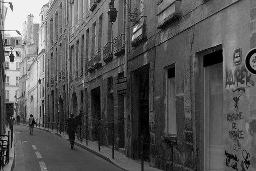 Rue Aubriot 㹻 ɳ Le Smoking ѹ觴ѧͧ Saint Laurent ·㹻 1975 (Ҿ: AFP Relaxnews/ VeryFirstTo)