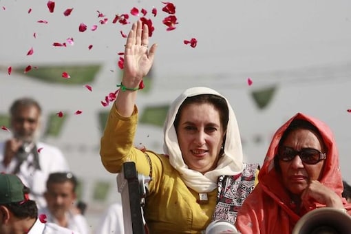 File photo of Benazir Bhutto. (Photo: Reuters/Athar Hussain)