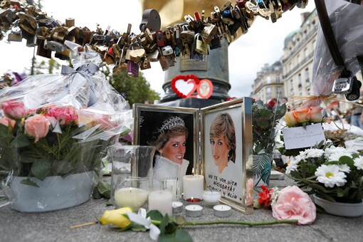 Flowers and tributes are left in memory of the late Princess Diana around the Liberty Flame monument at the Place de l'Alma, above the underpass where Diana Princess of Wales died in a car accident on August 31, 1997, in Paris, France, on August 31, 2017. (Photo: Reuters/Charles Platiau)