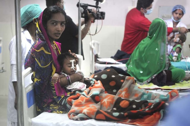 Patients and their families at the Gorakhpur Hospital during the August 2017 tragedy. (Getty Images)