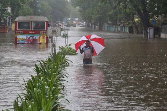 A man wades through a water-logged road during rains in Mumbai on August 29, 2017. (Photo: Reuters/Shailesh Andrade) A man wades through a water-logged road during rains in Mumbai on August 29, 2017. (Photo: Reuters/Shailesh Andrade)