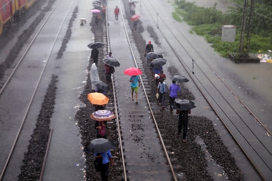 People walk on water-logged railway tracks during rains at a railway station in Mumbai, India, August 29, 2017. (Photo: Reuters/Shailesh Andrade) People walk on water-logged railway tracks during rains at a railway station in Mumbai, India, August 29, 2017. (Photo: Reuters/Shailesh Andrade)