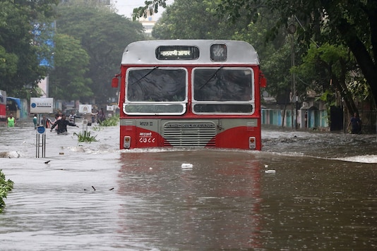 A passenger bus moves through a water-logged road during rains in Mumbai on August 29, 2017. (Photo: Reuters/Shailesh Andrade) A passenger bus moves through a water-logged road during rains in Mumbai on August 29, 2017. (Photo: Reuters/Shailesh Andrade)