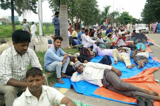 Deras seem to be responding to some real issues bothering the poor, their anxieties and concerns. More than 1.5 lakh followers of Ram Rahim had gathered in Panchkula ahead of the verdict. 