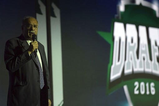 Najam Sethi speaks at the 2016 Pakistan Super League Player draft (Getty Images)