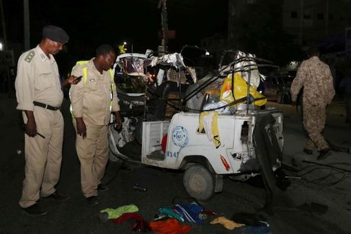Somali police stand at the scene after an explosion outside Darishifa hospital in Mogadishu, Somalia on August 4, 2017. (File photo/REUTERS/Feisal Omar)