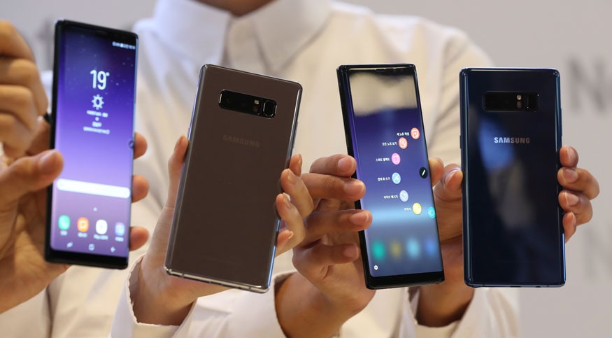 Models hold Samsung Electronics' Galaxy Note 8