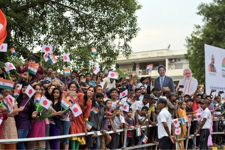 modi abe crowd