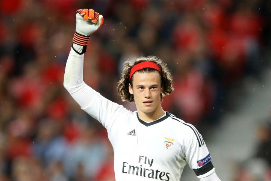 Rookie Keeper's Howler Gifts Man United Win at Benfica