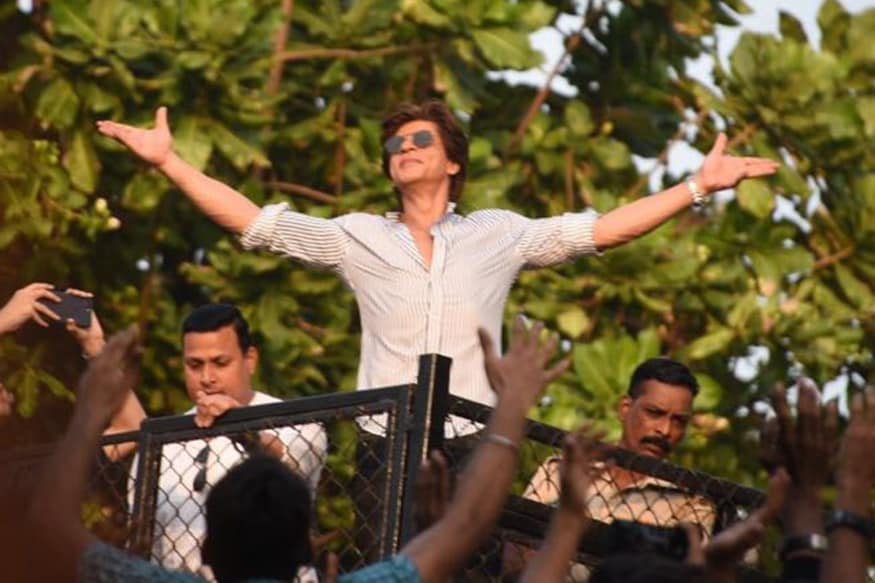 Shah Rukh Khan delights fans with his signature pose outside Mannat |  Filmfare.com