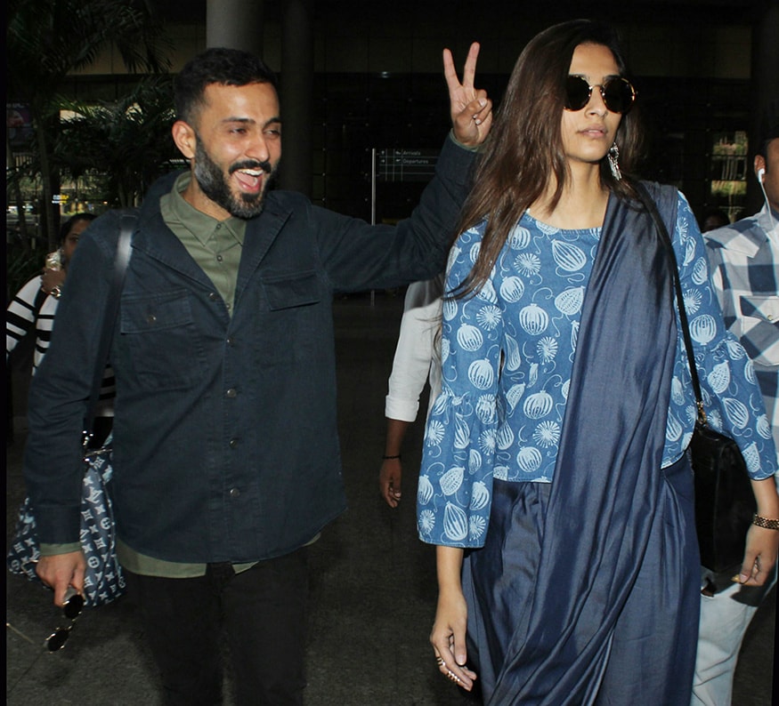 Sonam Kapoor and Anand Ahuja were spotted at Mumbai airport on November 22, 2017. (Image: Yogen Shah)