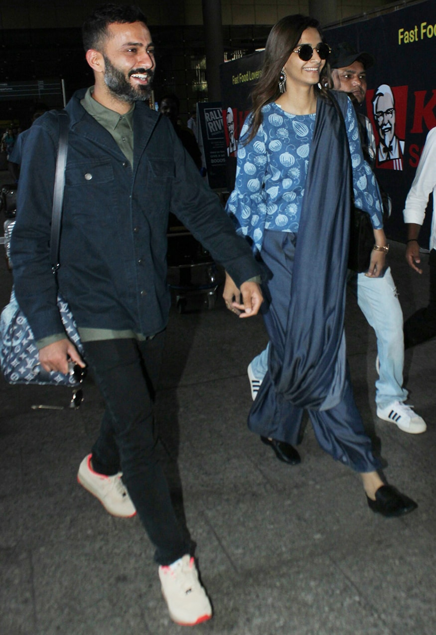 Bollywood actress Sonam Kapoor was spotted with rumoured beau Anand Ahuja at Mumbai airport on November 22, 2017. Reportedly, Sonam Kapoor accompanied Anand Ahuja to Singapore for a business event. (Image: Yogen Shah)