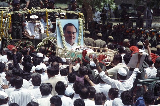 Mourners follow the coffin of former PM Rajiv Gandhi in New Delhi on May 24, 1991. (Image: Reuters)