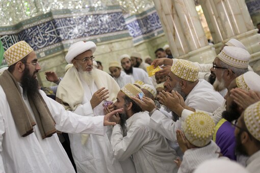 Syedna Mufaddal Saifuddin (2nd L), the new spiritual leader of Dawoodi Bohra Muslims gives blessings to his followers at the Imam Ali shrine, in Najaf, south of Baghdad. (File photo: Reuters)