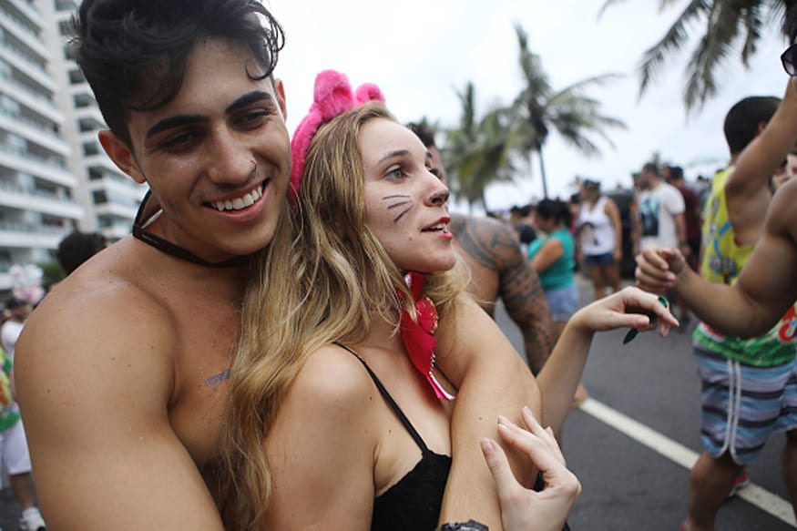 Left-Sided Hugs are More Emotional: Study Left-Sided Hugs are More Emotional: Study