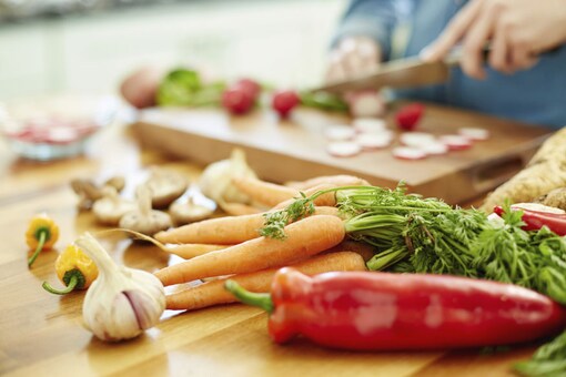 Switching to a plant-based diet is set to be one of the biggest health trends of 2018. (Photo courtesy: AFP Relaxnews/  Neustockimages/ Istock.com)