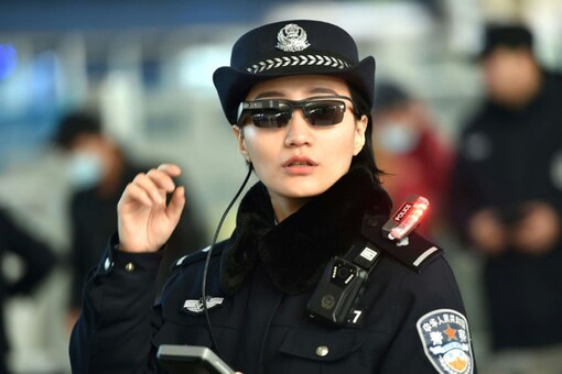 A Chinese police officer wears a pair of smartglasses with a facial recognition system at Zhengzhou East Railway Station in Zhengzhou in China's central Henan province. (AFP photo)