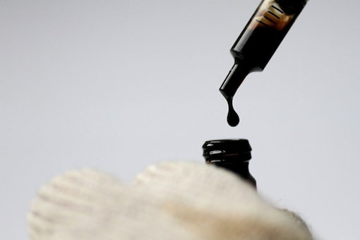 Crude oil is dispensed into a bottle in this illustration photo June 1, 2017. (Photo: Reuters/Thomas White/Illustration/File Photo)