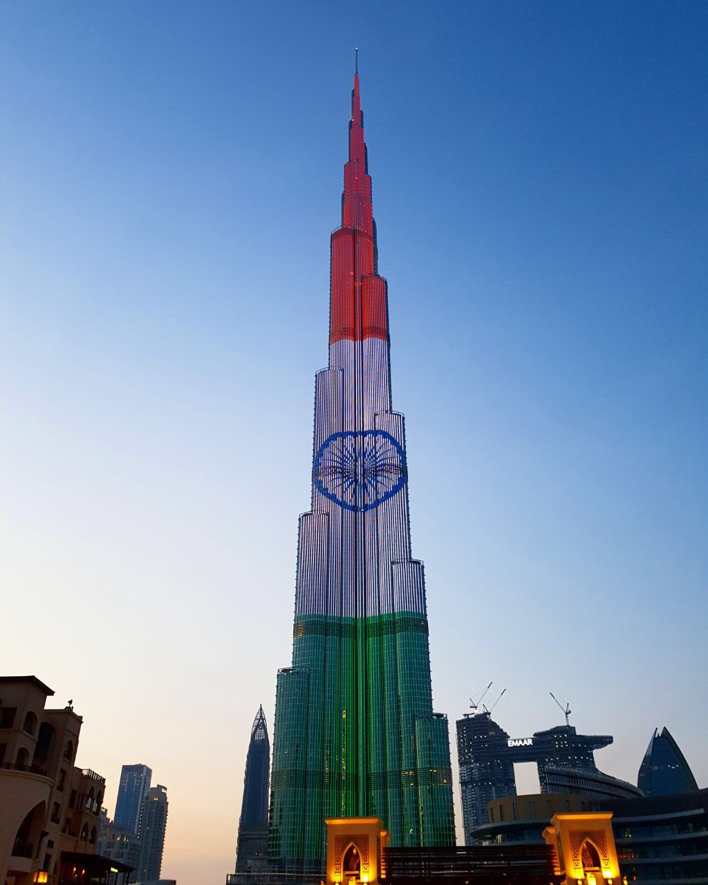 Реклама на бурдж халифа. Бурдж Халифа. Бурдж-Халифа and Flag. Бурдж-Халифа Дубай флаги. Гагарин на Бурдж Халифа.