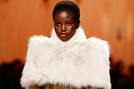 (Photo: A model presents a creation from the Fendi Autumn/Winter 2018 women collection during Milan Fashion Week in Milan, Italy February 22, 2018. /Reuters)
