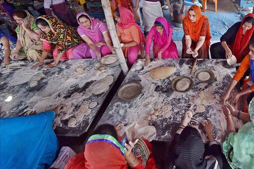 File image of Sikh women prepare langar in a gurudwara. (Image: PTI)
