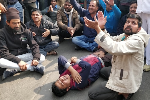 Several shopkeepers and traders took to the streets on Friday to protest against the ongoing sealing drive. (Image: Debayan Roy/News18)