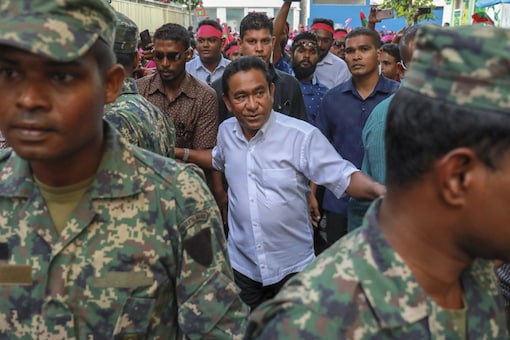 Maldivian president Yameen Abdul Gayoom (C), surrounded by his body guards arrives to address his supporters in Male, Maldives. (AP)