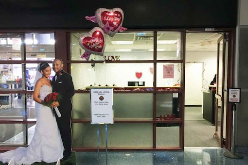 server Wig Bewolkt Valentines Get Quickie Marriage Licences at Las Vegas Airport