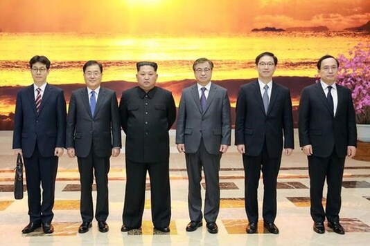 North Korean leader Kim Jong Un poses for photographs with the South Korean delegation led by Chung Eui-yong, head of the presidential National Security Office, in Pyongyang, North Korea, March 6, 2018. The Presidential Blue House/Yonhap via REUTERS North Korean leader Kim Jong Un poses for photographs with the South Korean delegation led by Chung Eui-yong, head of the presidential National Security Office, in Pyongyang, North Korea, March 6, 2018. The Presidential Blue House/Yonhap via REUTERS