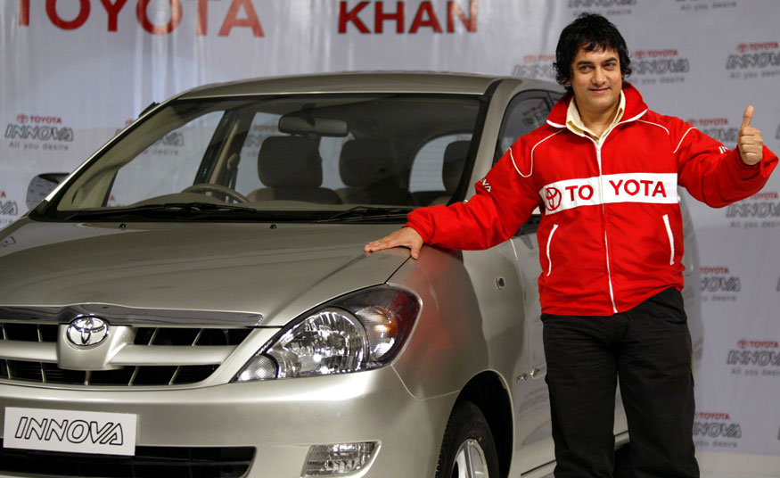 Aamir Khan 40 Rare Photos Of Bollywood S Mr Perfectionist Photogallery Making of dancing cars behind the camera aamir khan very funny. news18