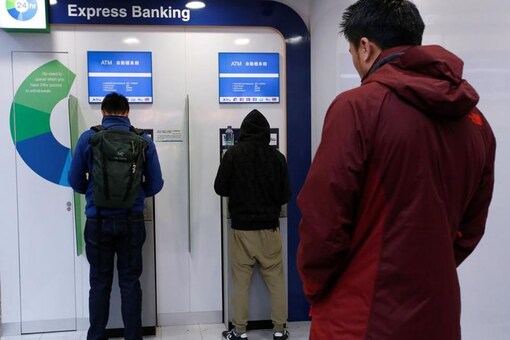 People use ATM machines at a bank in Hong Kong, China on January 29, 2018. (Photo: Reuters/Bobby Yip)