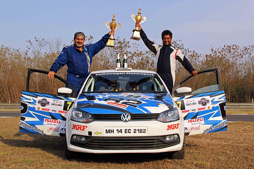 Vicky-Chandhok-and-Chandramouli-with-thier-trophies