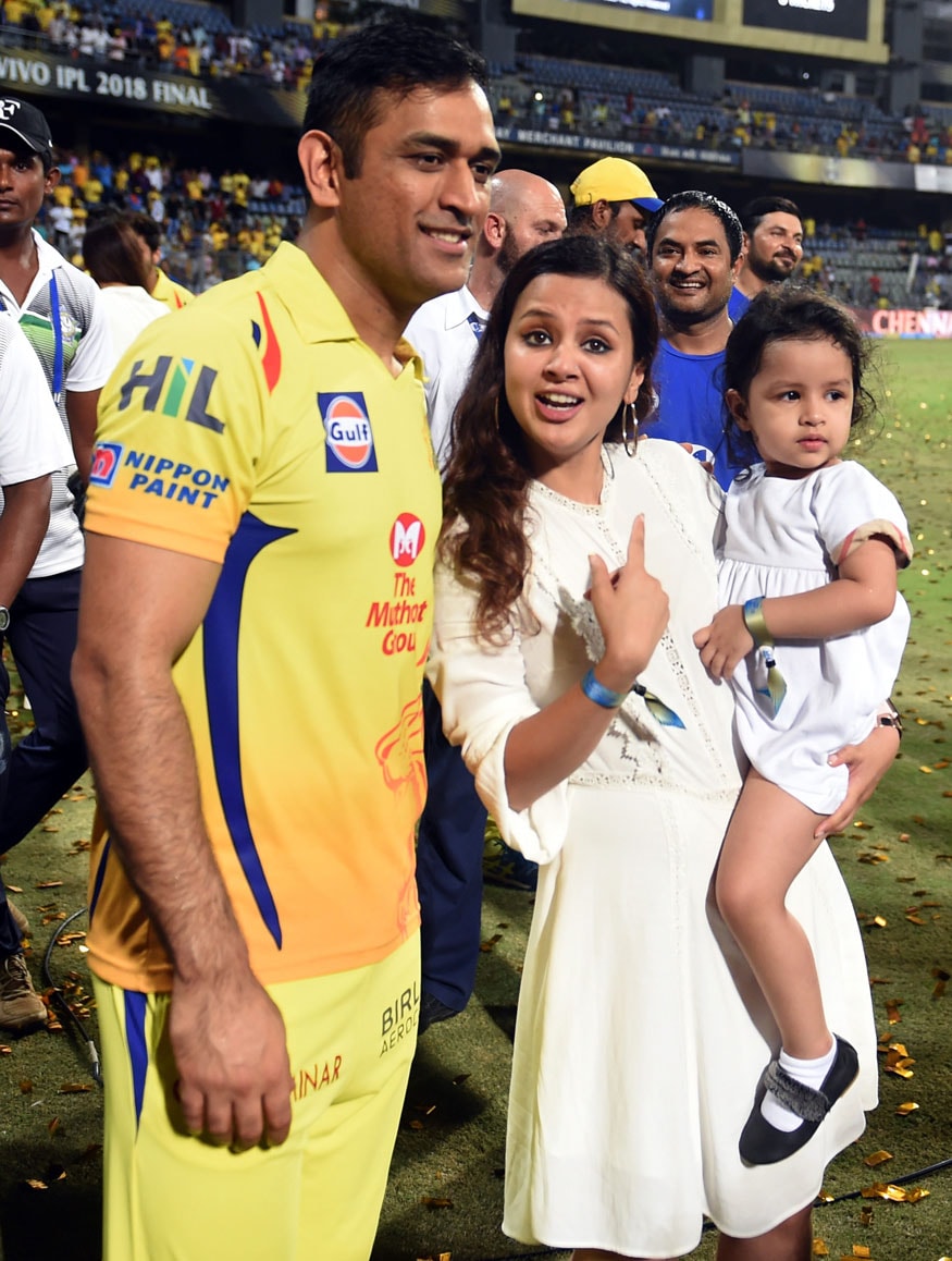 MS Dhoni Celebrates IPL Win with Wife Sakshi & Daughter Z