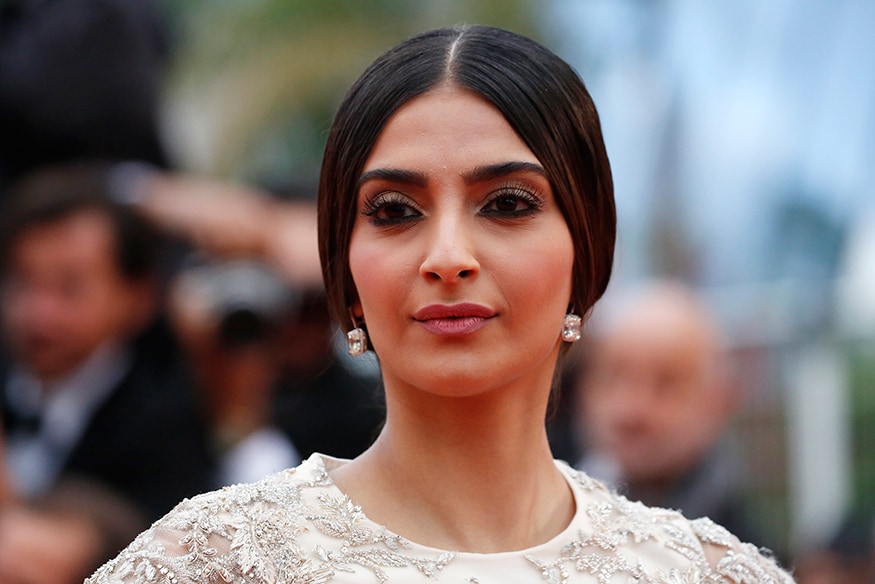 Vidya or Sonam: Who wears the 'nose-ring' better at Cannes 2013? - Talk  Bollywood