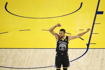 Steph Curry sinks NBA Finals record 9 3-pointers as Warriors defeat Cavs