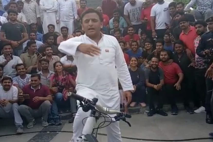 Akhilesh Yadav Goes for Cycling After Vacating his Govt Bungalow Akhilesh Yadav Goes for Cycling After Vacating his Govt Bungalow