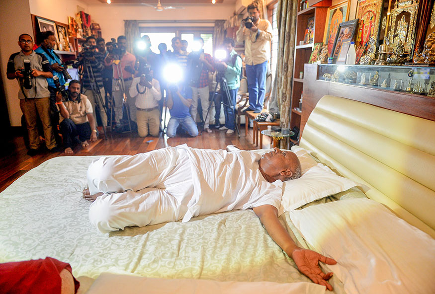 India S Former Prime Minister Hd Deve Gowda S Yoga On Bed Has Left Twitter Amused