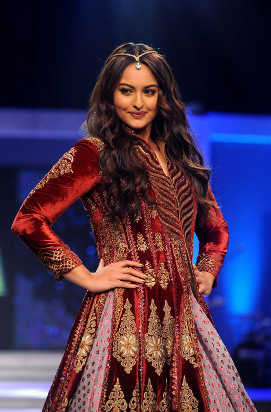 Sonakshi Sinha 15 Stunning Ramp Walk Photos Of Bollywood S Style Diva